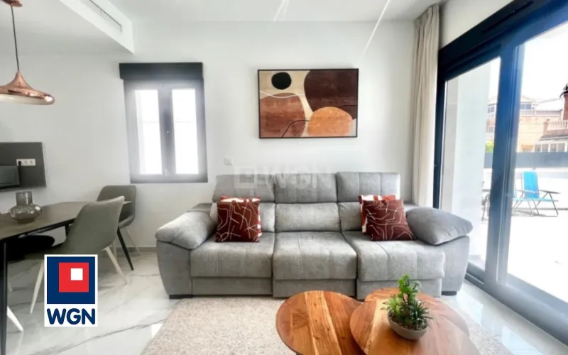 Dom na  sprzedaż Torrevieja - Komfortowy dom z prywatnym basenem, solarium na dachu i widokiem na Różową Lagunę!